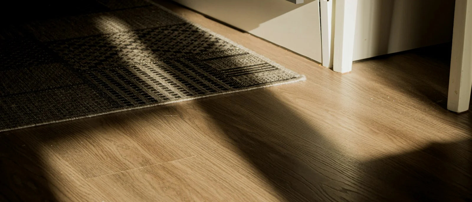 Suelo de madera con una alfombra en una vivienda