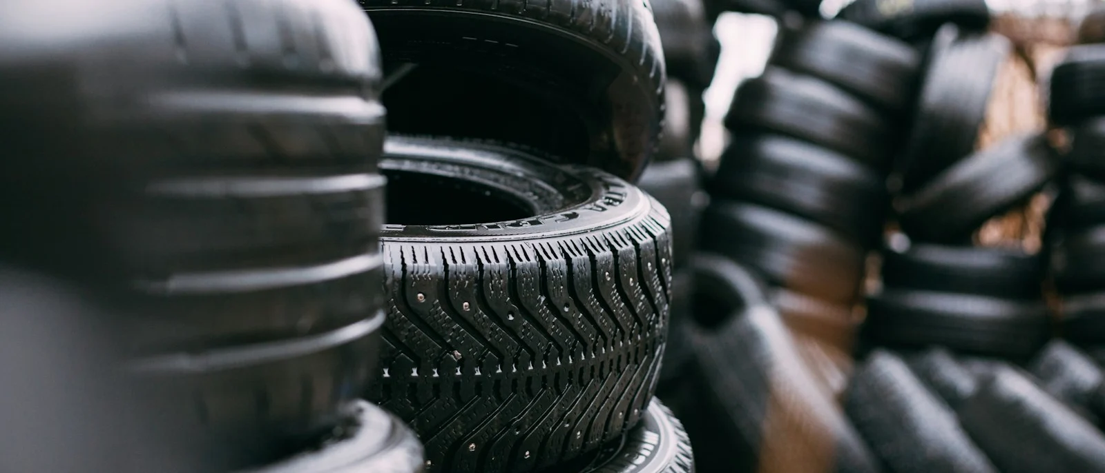 Neumáticos de coche apilados