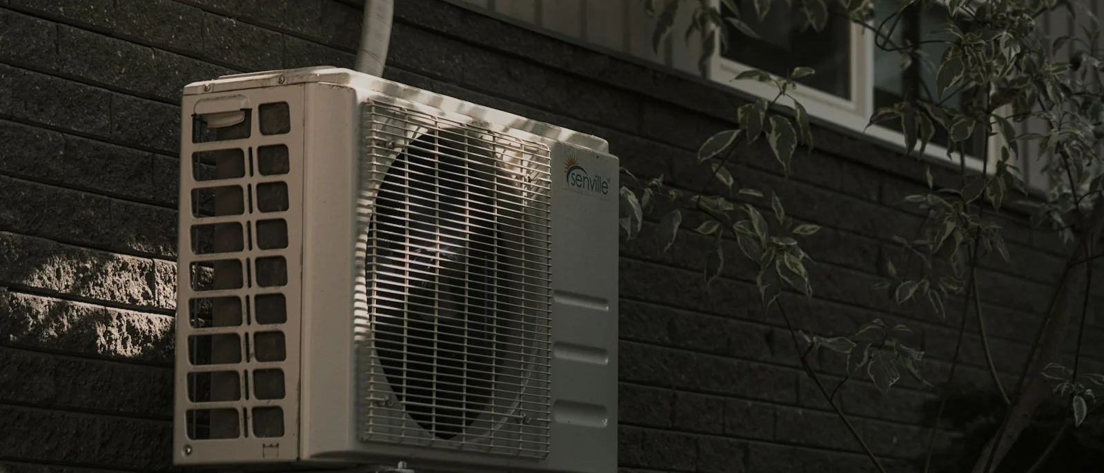 Unidad de aire acondicionado instalada en la pared