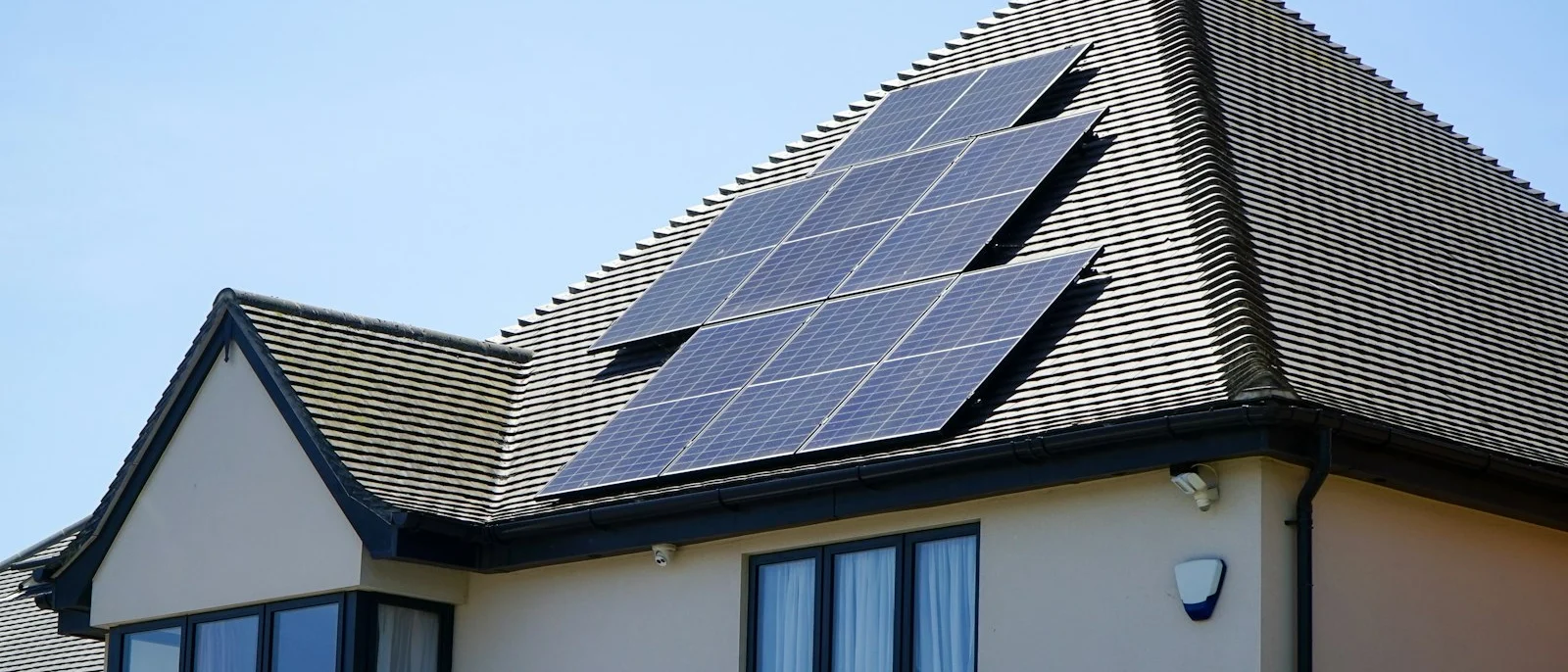 Casa con placas solares en el tejado