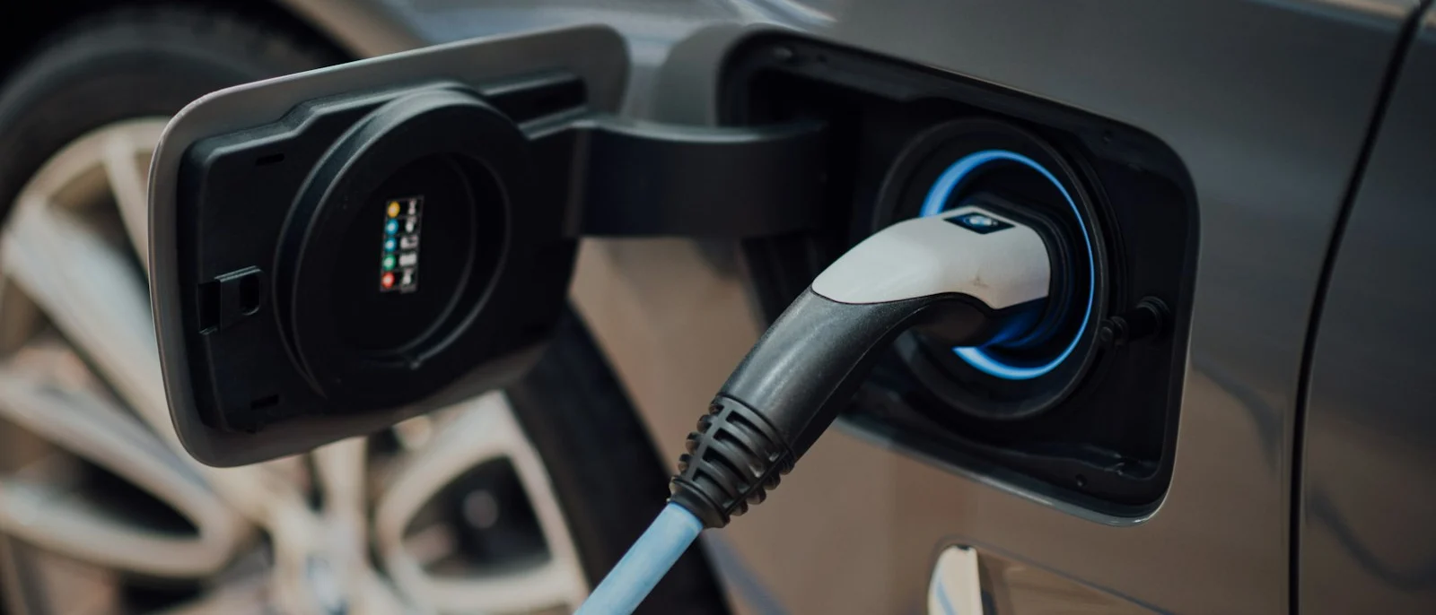 Cable de carga conectado a un coche eléctrico