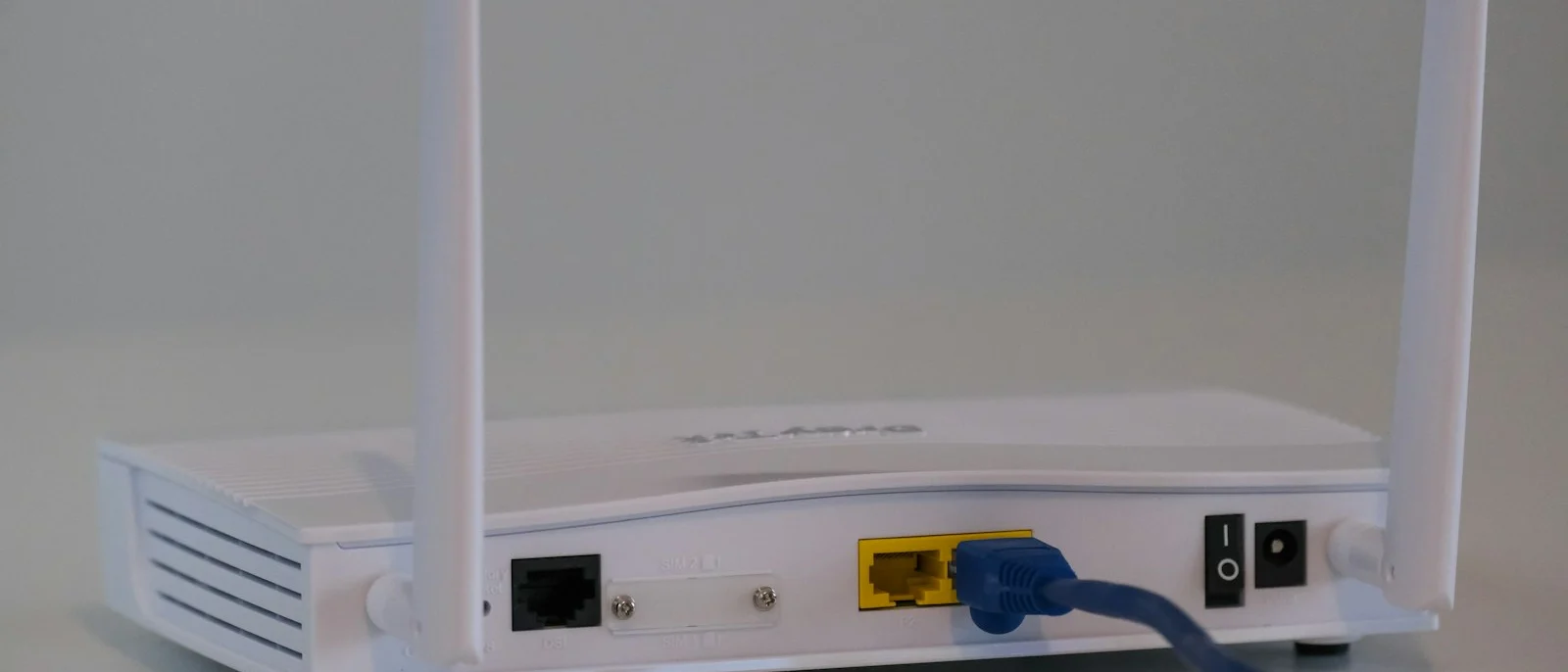 Router wifi blanco sobre una mesa