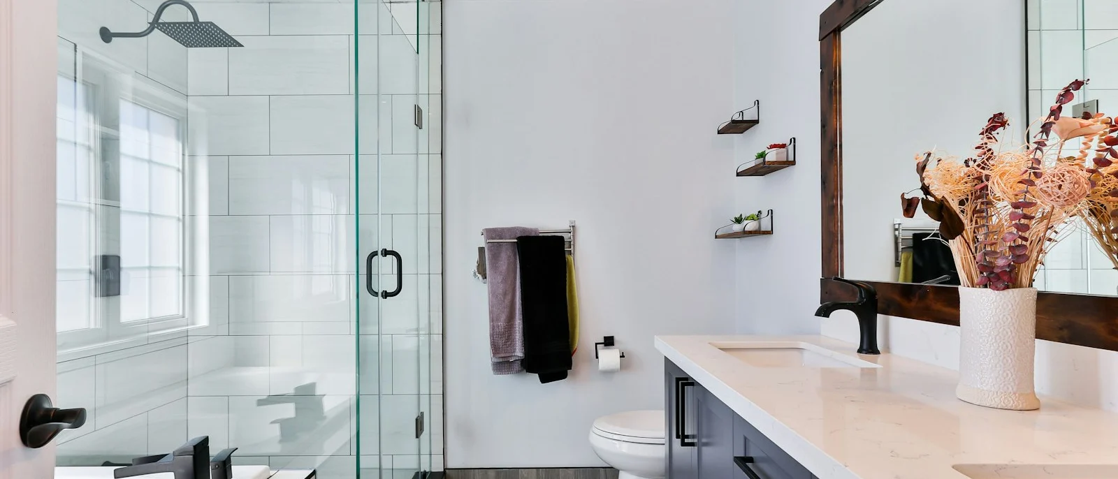 Baño reformado con ducha y mueble de lavabo