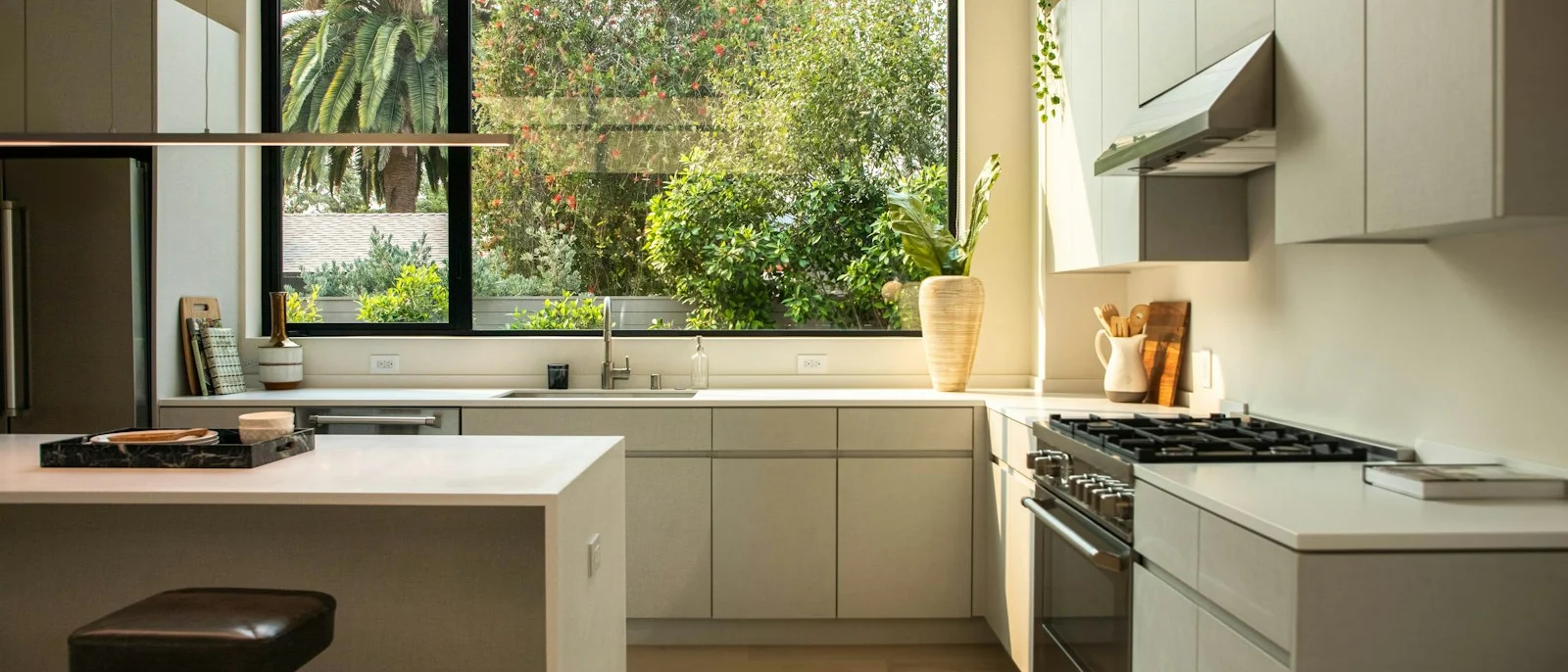 Cocina moderna con isla central y gran ventana