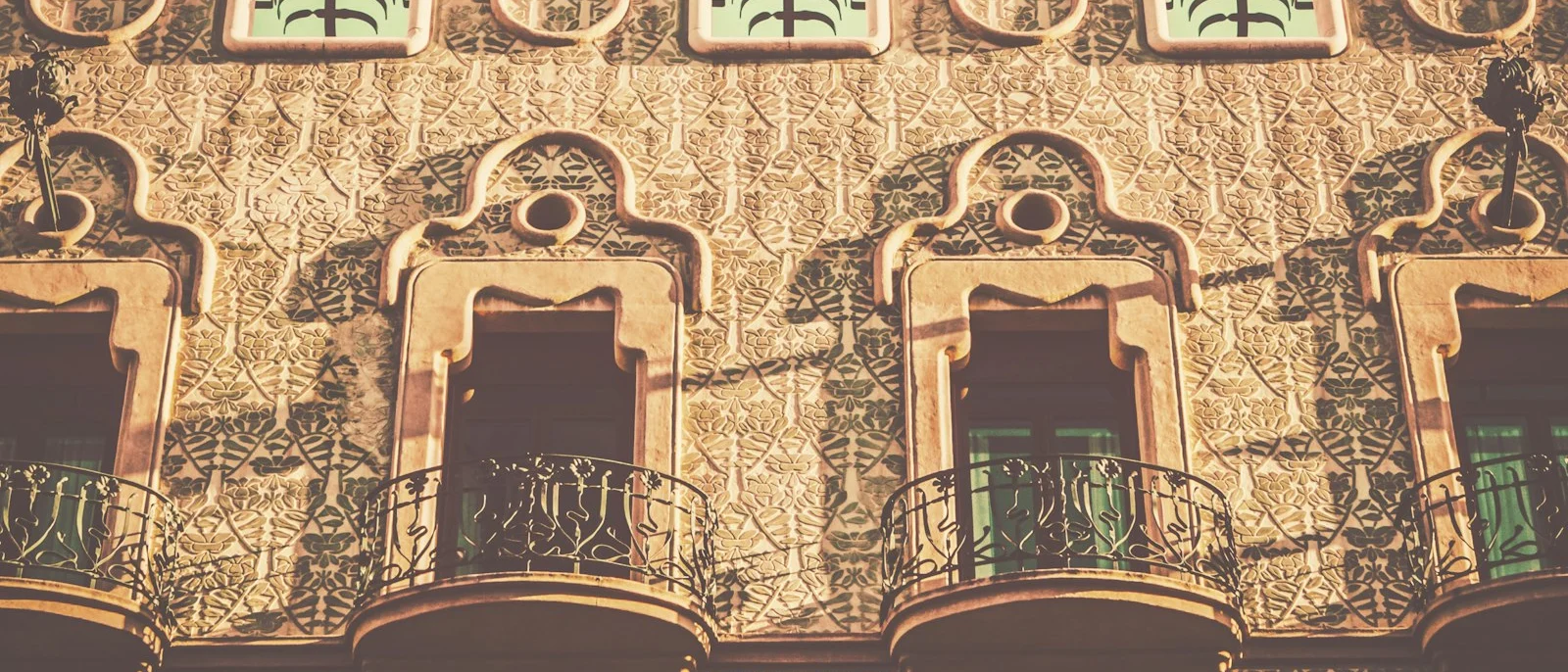 Fachada de un edificio de viviendas con balcones