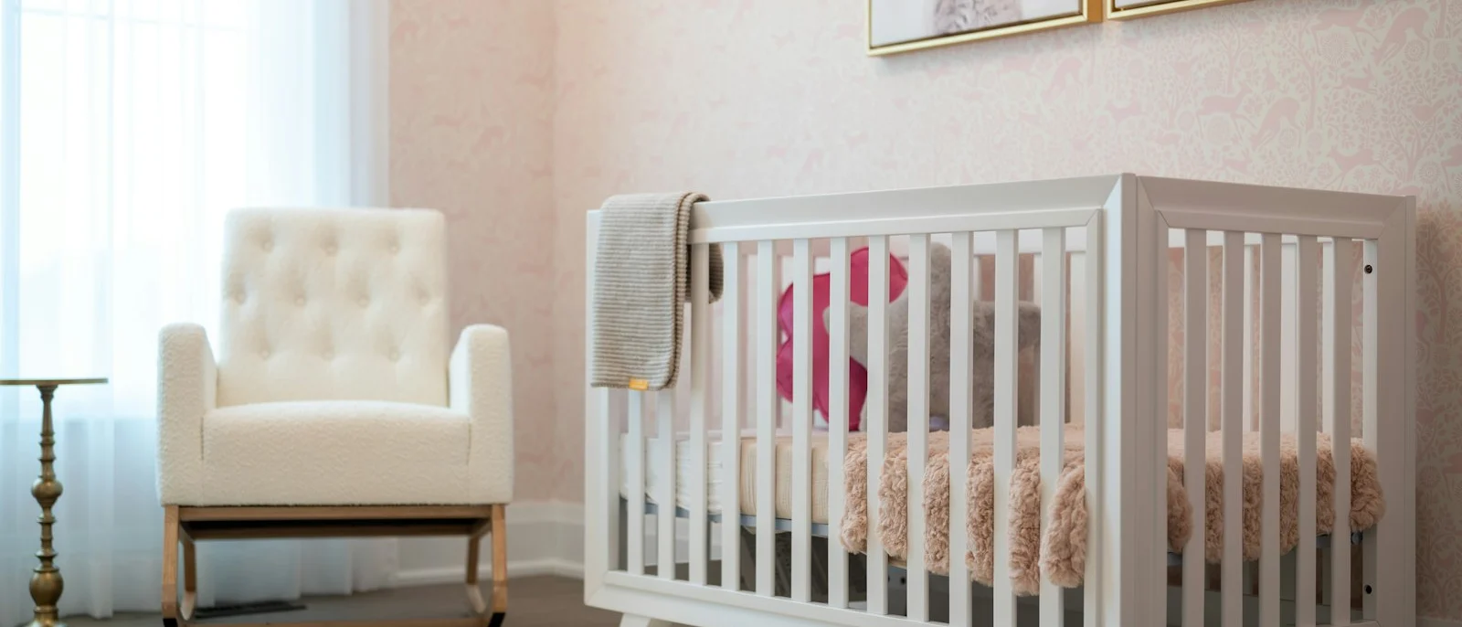 Habitación de bebé con cuna