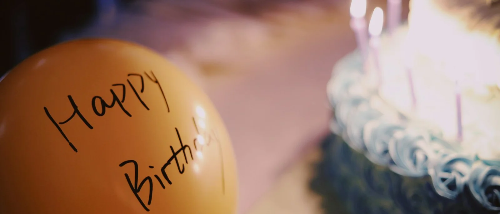 Tarta de cumpleaños con un globo amarillo
