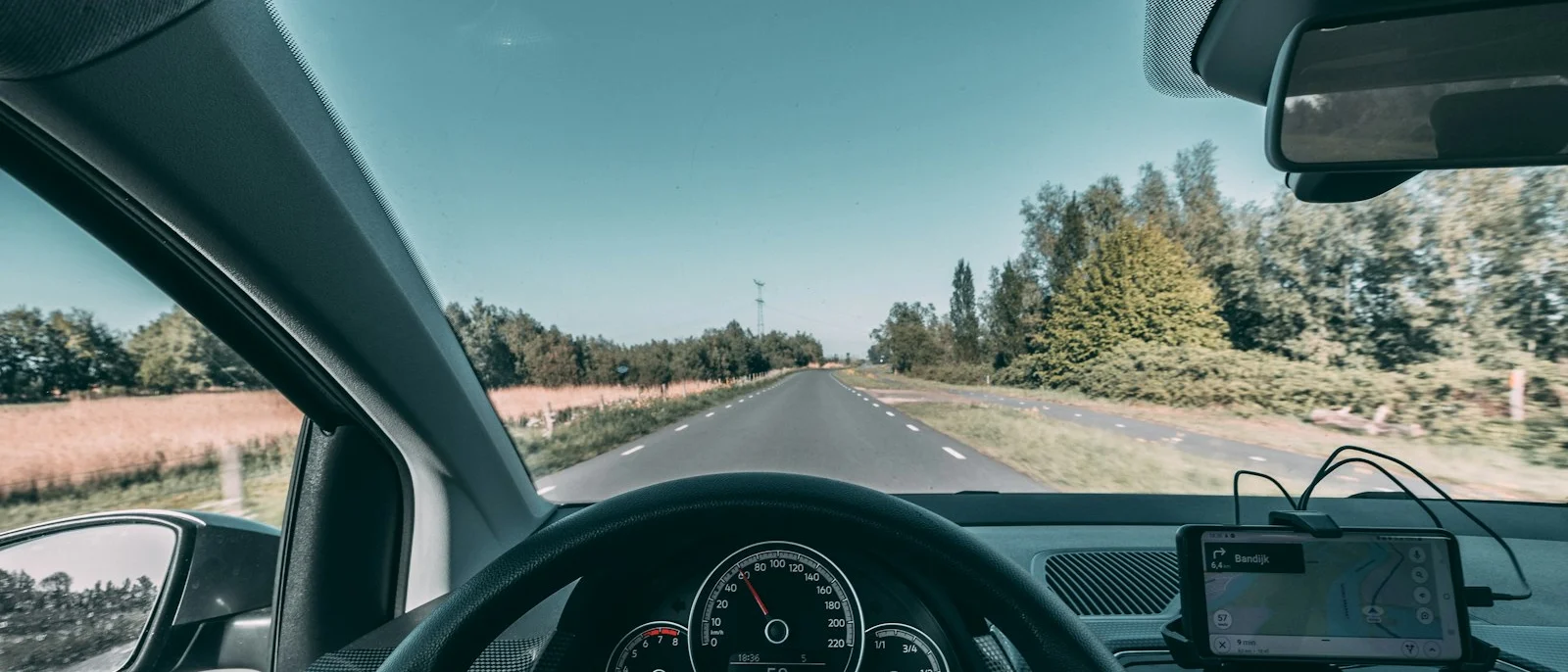 Coche circulando por carretera