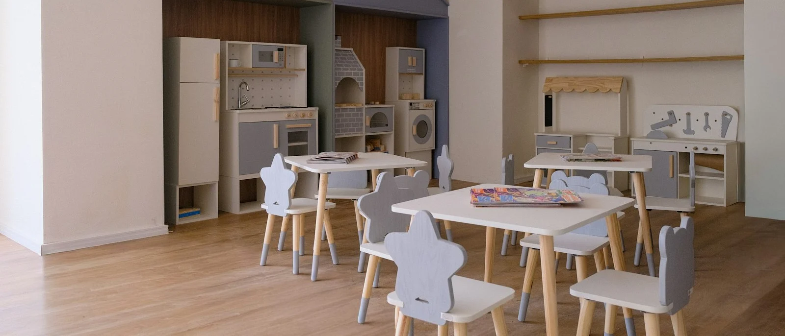 Sala de juegos infantil con mesas y sillas pequeñas