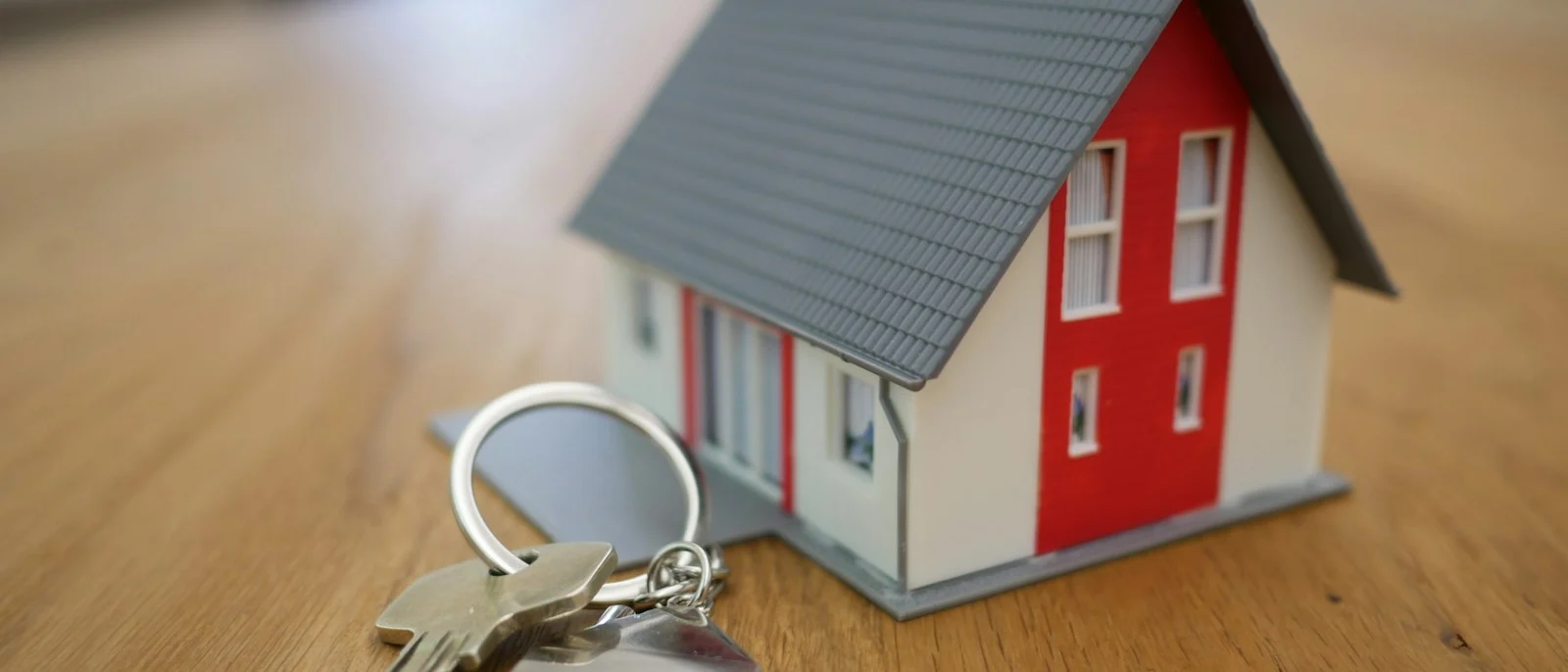 Maqueta de una casa con un llavero
