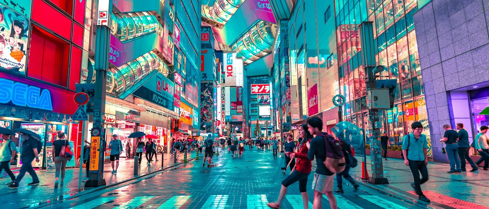 Personas cruzando una calle de Tokio