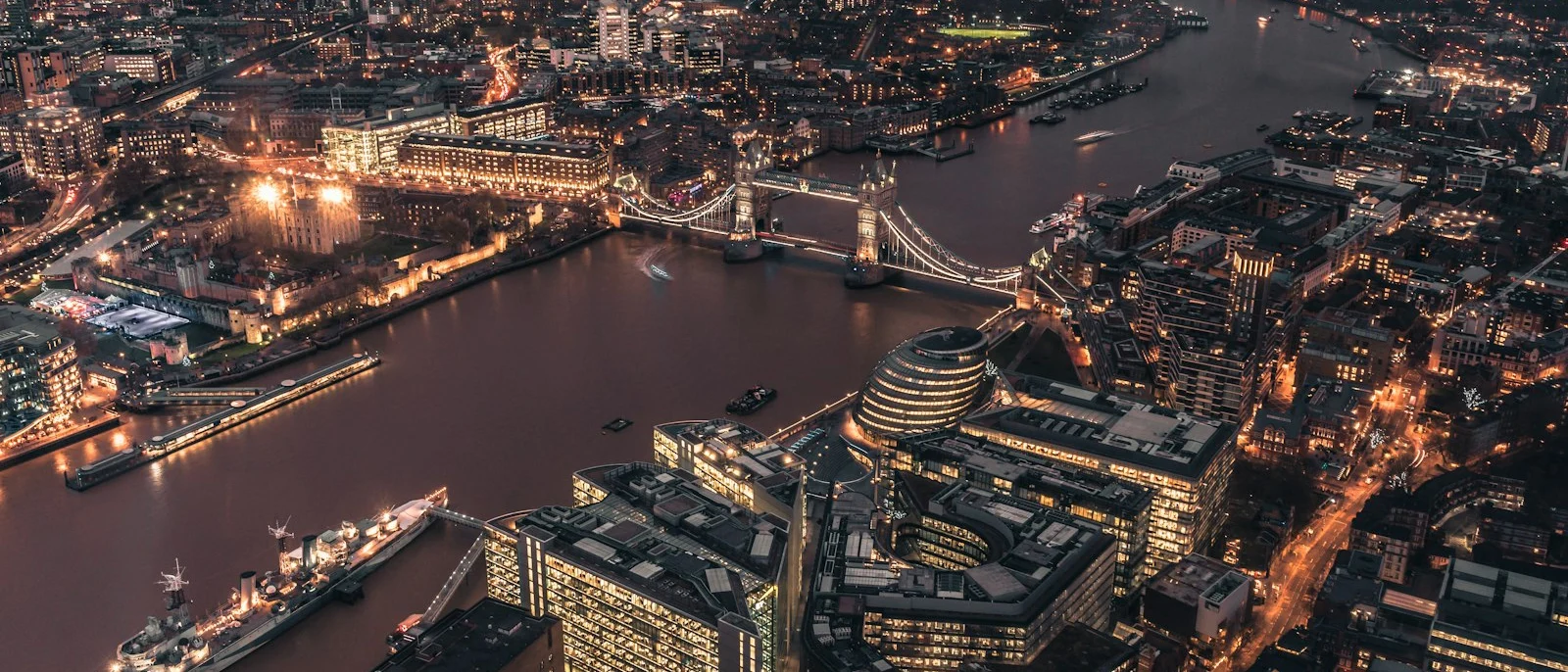 Vista aérea del Tower Bridge y el río Támesis en Londres