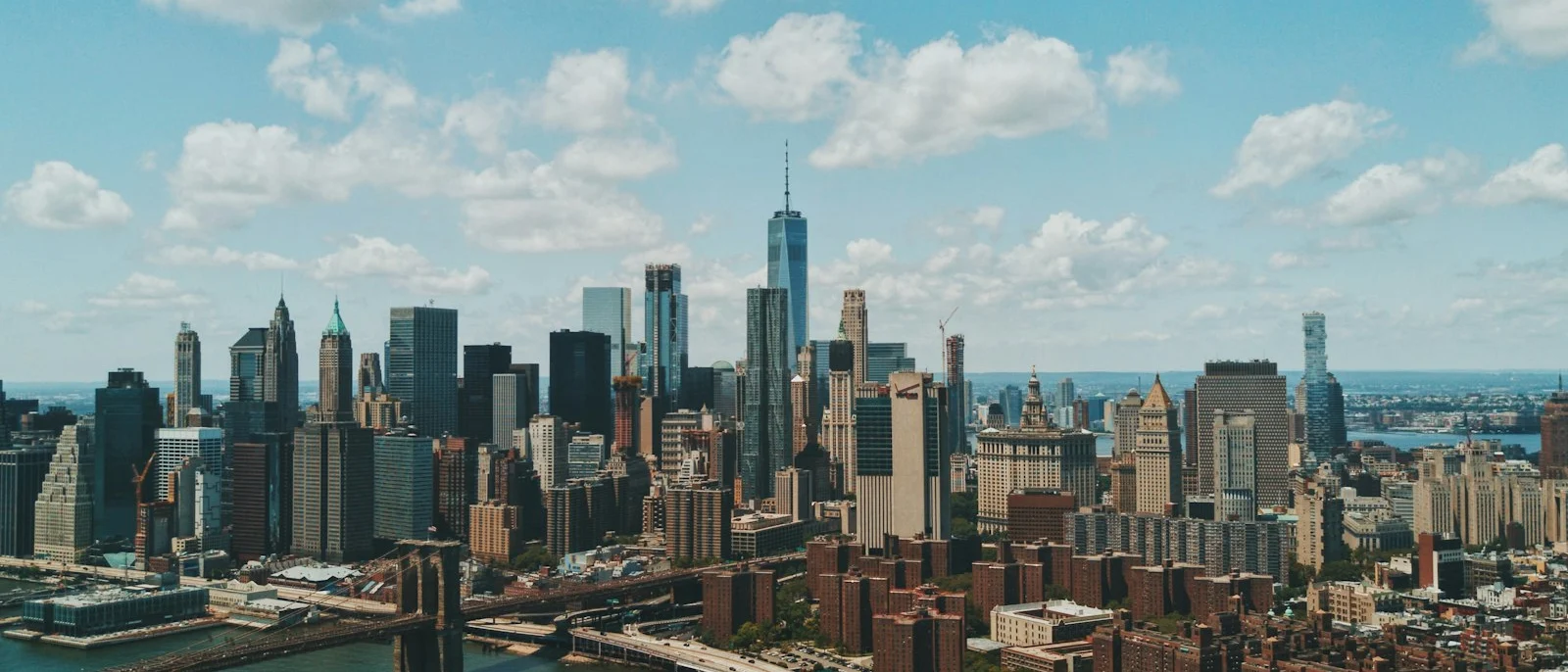 Skyline de Manhattan y puente de Brooklyn en Nueva York